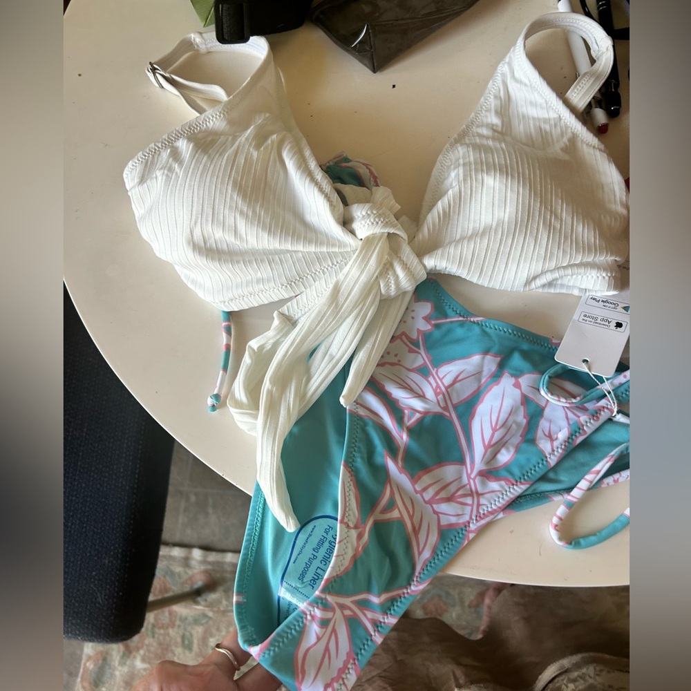 CUPSHE adorable bikini size  M tip and bottom